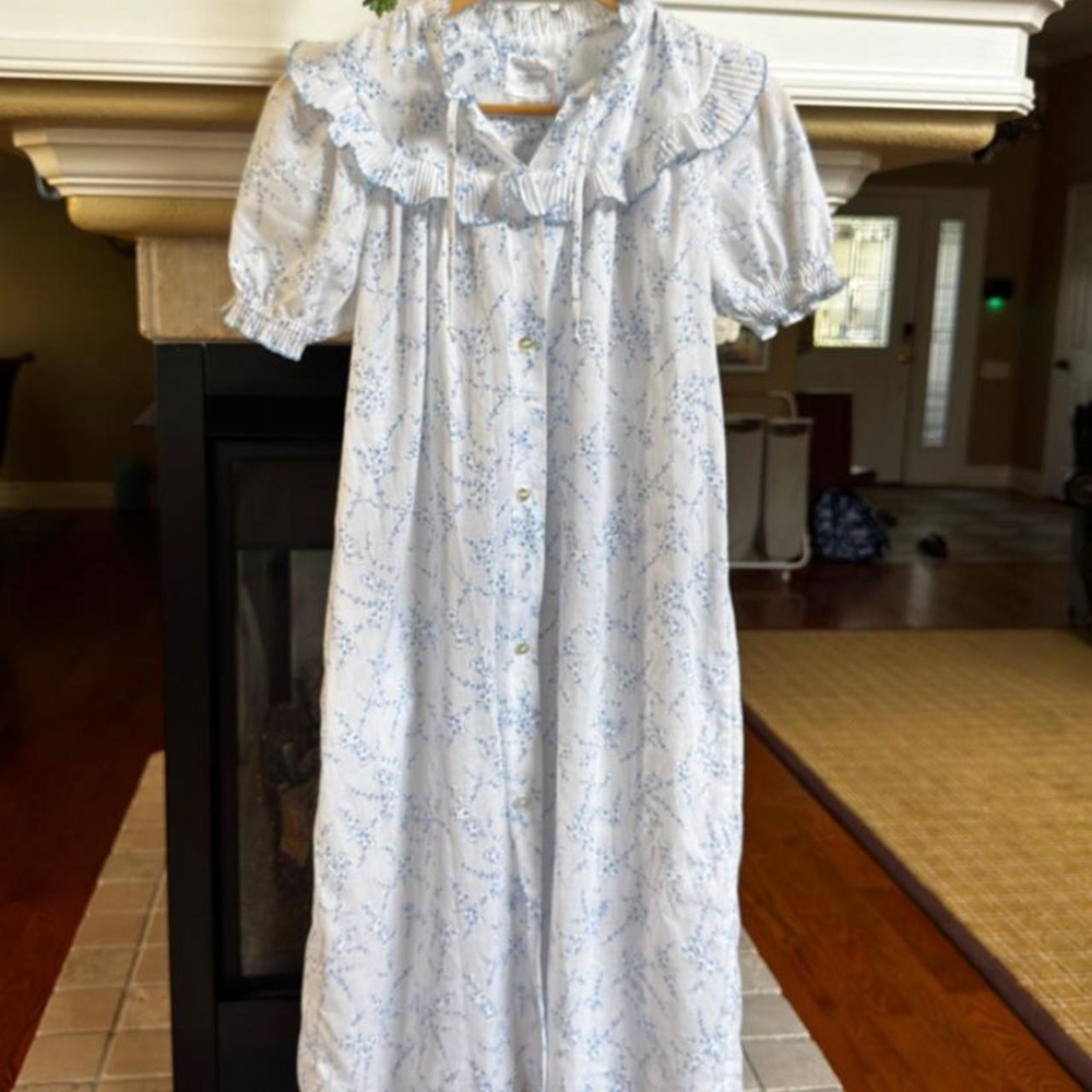 70s White and Blue floral prairie cottagecore nightdress romantic delicate